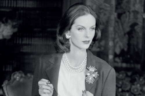 Μια αίθουσα αφιερωμένη στο N°5: Μια επική ρετροσπεκτίβα για τη Chanel στο Παλαί Γκαλιερά στο Παρίσι