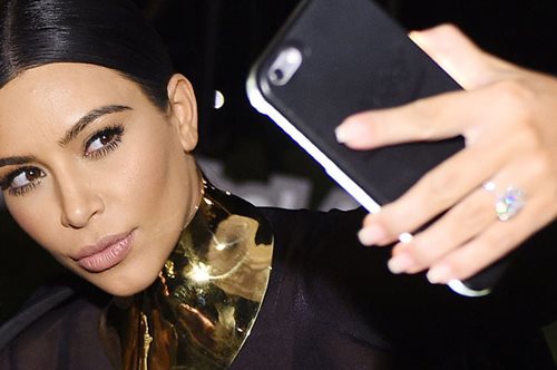 Κι όμως οι selfie καταστρέφουν το δέρμα σου. Να πώς θα προστατευτείς