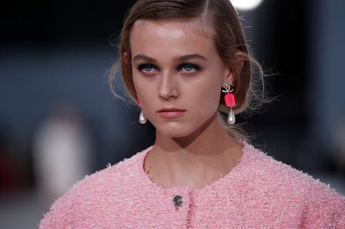 «Αυτή η συλλογή είναι αφιερωμένη στις Μούσες. Μερικές είναι πια πολύ μακριά»