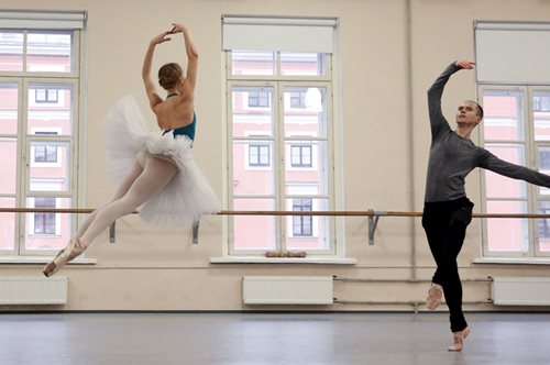 Λίγο πριν την πρεμιέρα του «Καρυοθραύστη», η δουλειά των συντελεστών αποθεώνεται σε 25 εικόνες