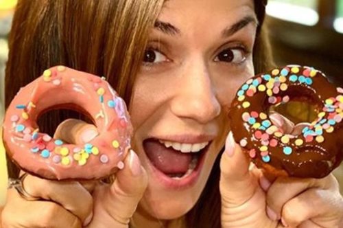 Γήινες αποχρώσεις και φυσικά λουλούδια: Η Βάσω Λασκαράκη δείχνει το σπίτι της 