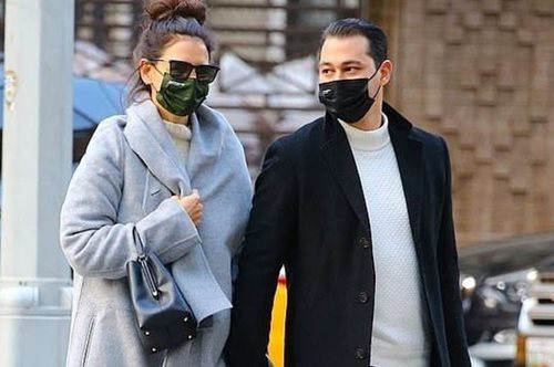 Έγιναν sold out σε χρόνο μηδέν. Η Κέιτι Χολμς εμφανίστηκε με τα πιο κουλ sneakers για την πόλη