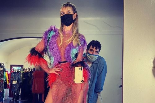 Με λεμονί φόρεμα και απίθανα γυμνασμένο κορμί: H 47χρονη Χάιντι Κλουμ χορεύει στο ίνσταγκραμ