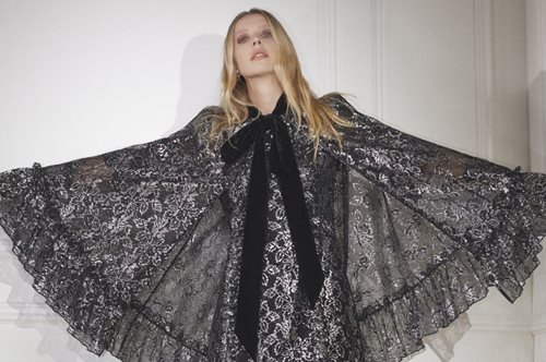 «Μυστήριο και αισθησιασμός»: Έρχεται η συλλογή των H&M σε συνεργασία με τον οίκο The Vampire’s Wife