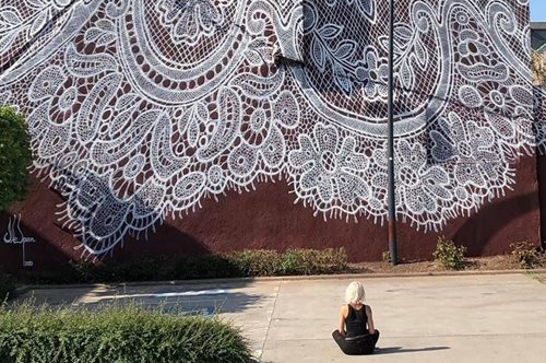 Αν η γιαγιά μου ήταν street artist: Δημιουργός έντυσε με ζωγραφιστή δαντέλα ένα γαλλικό μουσείο