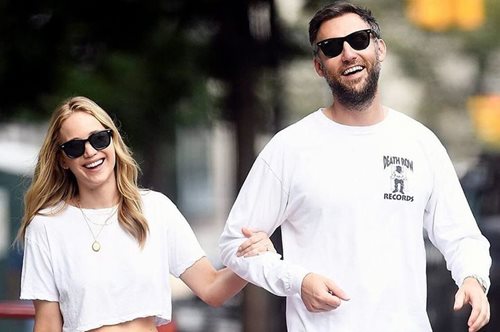 To ντύσιμο της νέας εποχής: H Tζένιφερ Λόρενς φόρεσε το ιδανικό, φθινοπωρινό σύνολο για το 2021