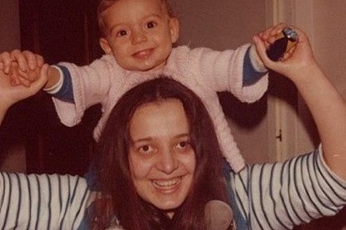 «Αν ζούσες σήμερα, αν ήσουν πιτσιρίκα...»: Το ποστ του Αύγουστου Κορτώ για τη μητέρα του