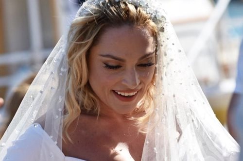 Από μεταξωτό ταφτά και κουάφ κεντημένη στο χέρι: Το νυφικό της Ελεονώρας Ζουγανέλη