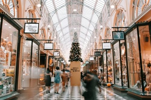 Οι Αυστραλοί στολίζουν από τώρα τα χριστουγεννιάτικα δέντρα τους για να ξορκίσουν μακριά το 2020