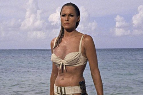 Το λευκό μπικίνι της Ούρσουλα Άντρες, το πιο διάσημο μαγιό στην ιστορία, βγαίνει σε δημοπρασία