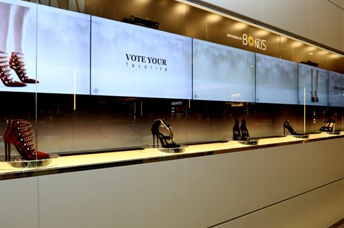 Με τη νέα διαδραστική εμπειρία δοκιμάζουμε τις αγαπημένες μας γόβες έξω από το κατάστημα 24/7 