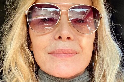 H Μισέλ Φάιφερ μάς έδειξε τον πιο σικάτο τρόπο στον κόσμο να φορέσουμε το σακάκι: Μαθήματα στυλ