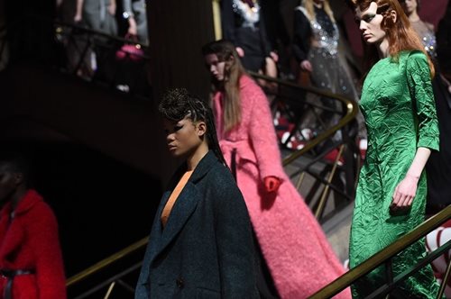 Ο οίκος Miu Miu λανσάρει upcycled συλλογή από vintage φορέματα και πρωτοπορεί 