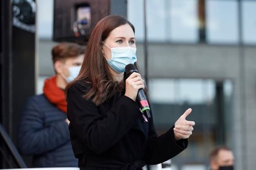 Η Σάνα Μάριν πόζαρε για περιοδικό με γυμνό ντεκολτέ: Μια δυνατή δήλωση αυτοέκφρασης