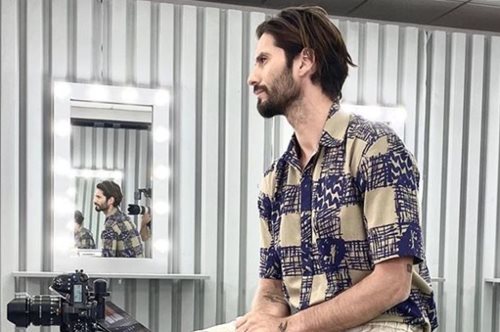 Το δυνατό του χαρτί: Ο Γιώργος Καράβας εξηγεί πώς βρήκε το προσωπικό του στυλ στο hairlook του 