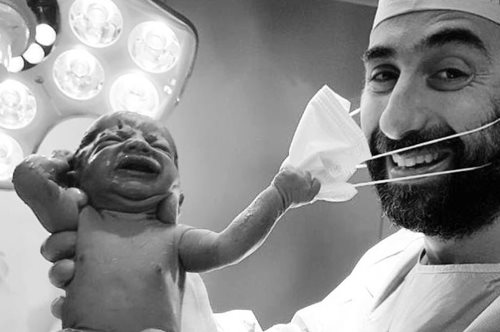 Νεογέννητο αφαιρεί τη μάσκα του γιατρού: Η ιστορία της viral φωτογραφίας που έγινε σύμβολο ελπίδας