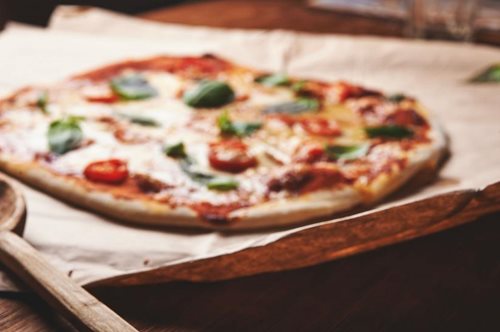 Λαχταριστά ψωμάκια-πιτσάκια με μοτσαρέλα, σαλάμι, ντομάτα: Η πρώτη πίτσα που θα φτιάξεις στη ζωή σου