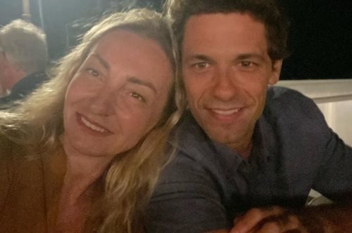 Απόστολος Τότσικας το φάντασμα: Η Ρούλα Ρέβη φωτογραφίζει τα παιδιά τους σε ατμόσφαιρα Χάλογουιν