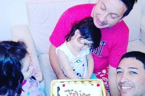 Η θεραπεία της αγάπης: Ομόφυλο ζευγάρι υιοθέτησε μωρό με HIV που είχαν απορρίψει δέκα οικογένειες