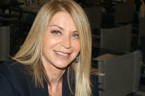 Mε μάσκα ασορτί με τα μάτια της: H υπέροχη, φθινοπωρινή εμφάνιση της Έλλης Στάη ξεχώρισε