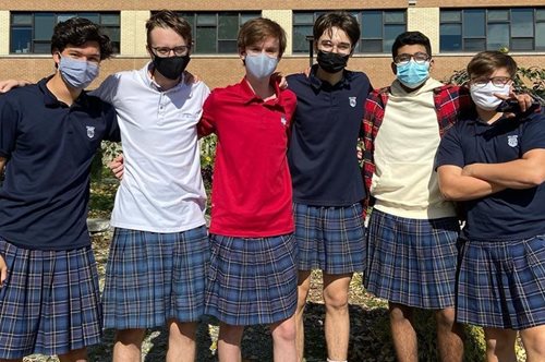 Ο συγκινητικός λόγος που εκατό αγόρια πήγαν την ίδια μέρα στο σχολείο φορώντας φούστα