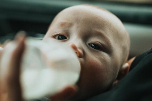 Ανησυχητική ανακάλυψη: Τα μωρά καταπίνουν εκατομμύρια νανοπλαστικά με το μπιμπερό