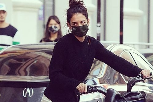 Η Κέιτι Χολμς φόρεσε το πουλόβερ που θα ζήλευε και η Γκρέις Κέλι. Και είναι από τα Mango