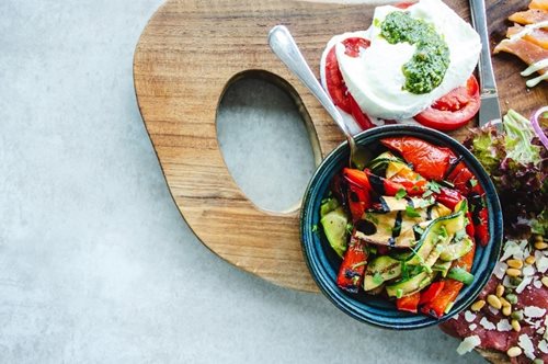 Μια Ελληνίδα ειδικός μάς δίνει το διατροφικό πλάνο για ομορφιά και λάμψη στην επιδερμίδα