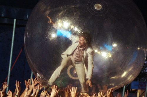 Κοινό και μπάντα μέσα σε φούσκες: Oι Flaming Lips είχαν βρει τη λύση στον κορονοϊό πριν 10 χρόνια