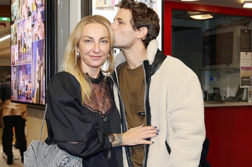 «Του λέω βγάλτα και τα βγάζει»: Το σχόλιο της Ρέβη για τις γυμνές φωτογραφίες του Αποστόλη Τότσικα