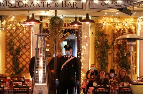 Αντί για το φαγητό πληρώνεις την ώρα: Η Ιταλία βρήκε τον τρόπο να «σώσει» τα εστιατόρια της