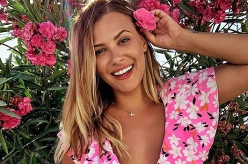 Με καστανό καρέ: Η Λάουρα Νάργες με νέο λουκ μαλλιών κατάφερε τη μεγάλη αλλαγή 