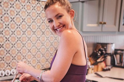 Μοντέρνο country στυλ, με φυστικί ντουλάπια: Mέσα στην ultra τακτοποιημένη κουζίνα της Κέιτ Χάντσον