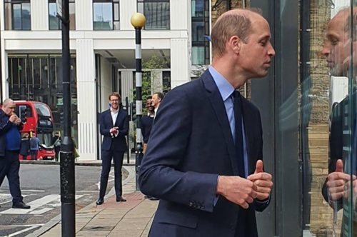 H αστεία στιγμή που ο φωτογραφικός φακός πιάνει τον Ουίλιαμ να λιγουρεύεται fast food