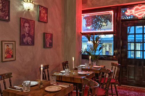 Spit Jack: Κάτι καυτές σούβλες στο Σύνταγμα θα σε τραβήξουν από τη μύτη