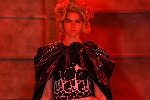 Η απαράμιλλη γοητεία του αλλόκοτου: Ο ιαπωνικός οίκος μόδας Comme des Garçons προβλέπει το μέλλον