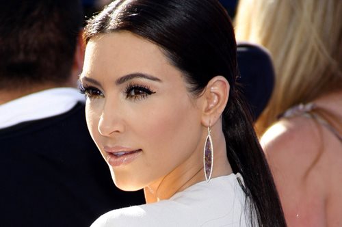 Η δαιμόνια Κιμ Καρντάσιαν ξαναχτυπά, πουλώντας τον εαυτό της και σε emoji. Σιγά μην έχανε