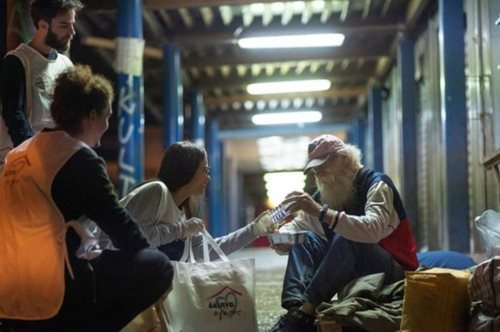 Η Μαριάννα και το «Δείπνο Αγάπης» που στρώνεται τα βράδια στους δρόμους της Αθήνας για τους άστεγους