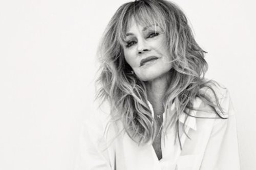 Ροζ εσώρουχα για αφύπνιση και καλό σκοπό σκοπό στα 63 της: Η Μέλανι Γκρίφιθ εντυπωσιάζει 