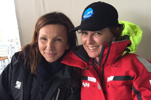 Η Φωτεινή και η ομάδα Σύμπλευση που σκοπό έχει να μοιράσει λίγο πολιτισμό στους ακρίτες των νησιών