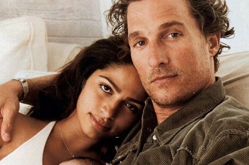 Η σύζυγος του Μάθιου Μακόναχι, Καμίλα Άλβες και η 14χρονη κόρη της Βίντα στα... κόκκινα, ολόιδιες και υπέροχες