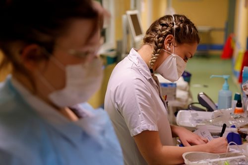 O κορονοϊός μειώνει τις λειτουργίες του εγκεφάλου και μπορεί να γεράσει το μυαλό έως και 10 χρόνια