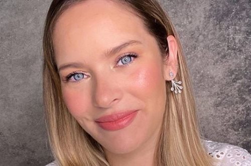 «Μανούλα πριν και μετά»: Η Ανίτα Μπραντ μακιγιάρισε τη μητέρα της και είναι καρμπόν