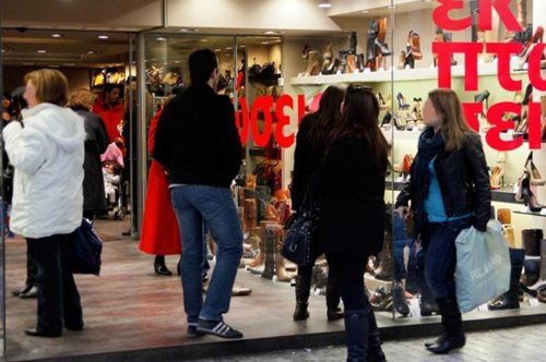 Πότε αρχίζουν οι φθινοπωρινές, ενδιάμεσες εκπτώσεις; Ποια Κυριακή θα είναι ανοικτά τα καταστήματα