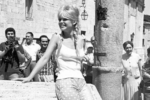 Κάποτε στη Βουλιαγμένη: Σπάνια φωτογραφία της Μπριζίτ Μπαρντό με μαγιό στην Ελλάδα το ‘69