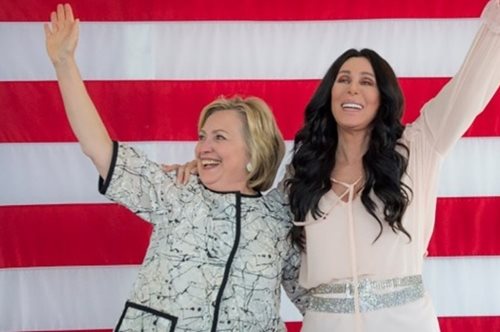 Σερ και Χίλαρι μαζί για τους δημοκρατικούς: «Σημαντικό έργο για την υπεράσπιση της Δημοκρατίας μας»