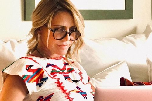 H Tζένη Μπαλατσινού έγινε 50 και ο γιος της Μάξιμος έφτιαξε το πιο τρυφερό πορτραίτο της