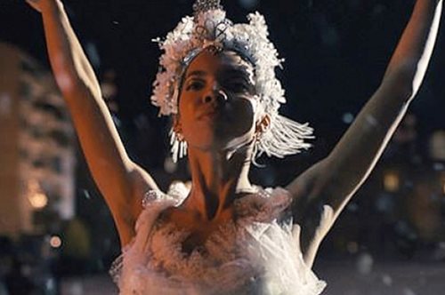 «The show must go on»: H χριστουγεννιάτικη διαφήμιση της Amazon μας θυμίζει να συνεχίσουμε να ζούμε