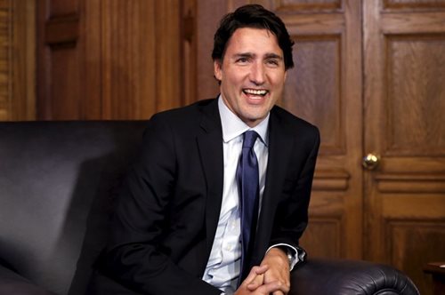 Ο πρωθυπουργός του Καναδά μάς εκπλήσσει ξανά, κάνοντας γιόγκα στο γραφείο