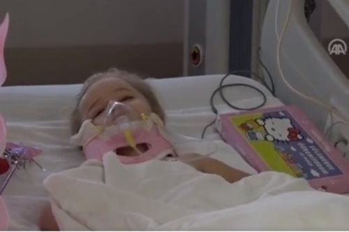 Κρατάει την κούκλα της και χαιρετάει: Το νέο βίντεο με τη μικρή Ελίφ συμβολίζει τη δύναμη της ζωής